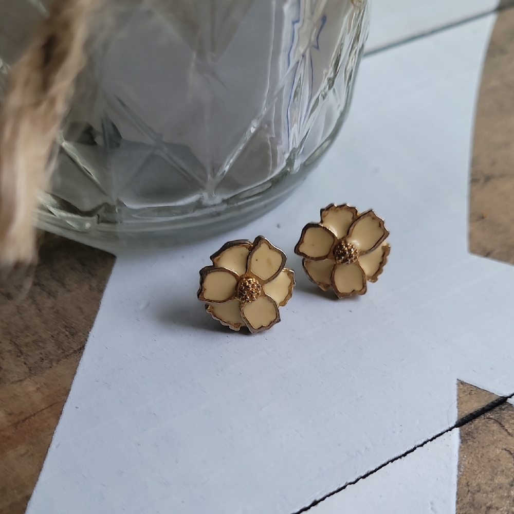 1970s Vintage Elegant Gold Flower Stud Earrings